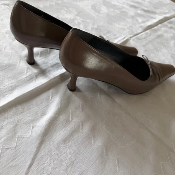 OFFERS-Stuart Weitzman 9.5 AA Leather taupe 3 inch heel shoe - Picture 4 of 12